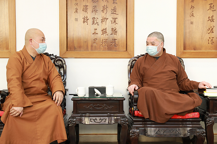 陕西省佛教协会宽旭会长一行春节前看望增勤大和尚(图1)