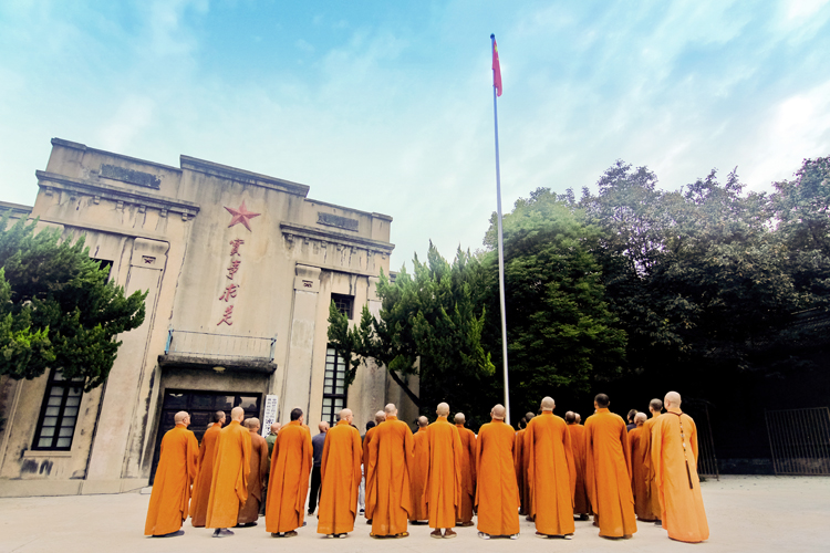 陕西省佛教界举行升国旗仪式(图1)
