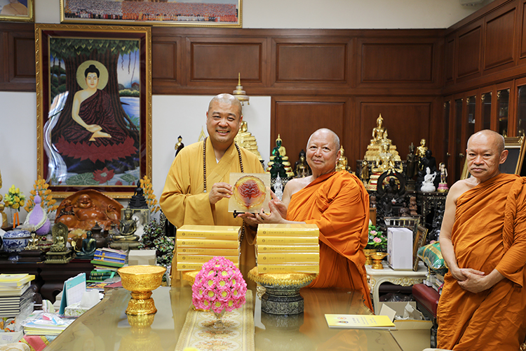 法门寺佛学院向泰国佛教界捐赠《鸠摩罗什译集》(图2)