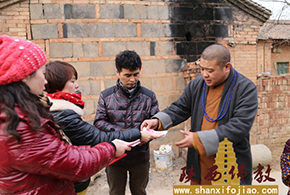 宽严法师新春之际慰问贫困高龄孤寡老人