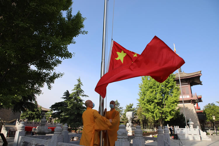 法门寺、法门寺佛学院举行庆祝“五一”国际劳动节升国旗仪式