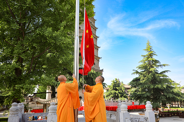 法门寺、法门寺佛学院举行“五一”国际劳动节升国旗仪式(图1)
