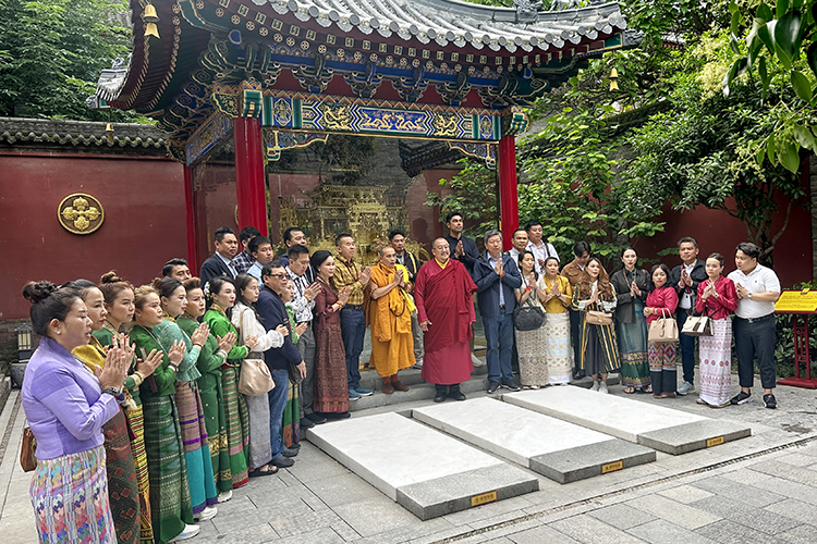泰国高僧古巴文春一行参访广仁寺(图2)