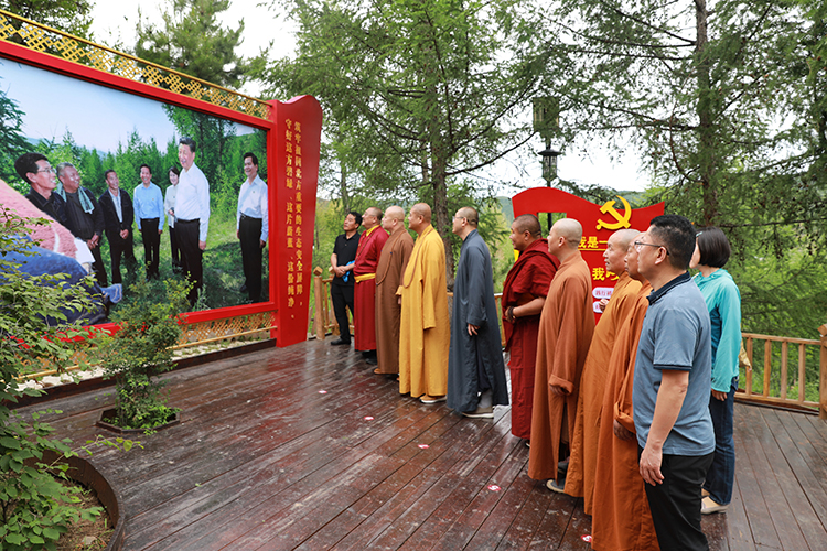 陕西省佛教协会在内蒙古赤峰市参访交流(图1)