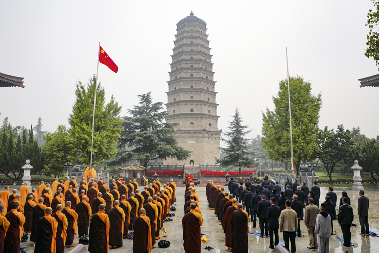 全省佛教界共同举行庄严肃穆的升国旗仪式(图1)