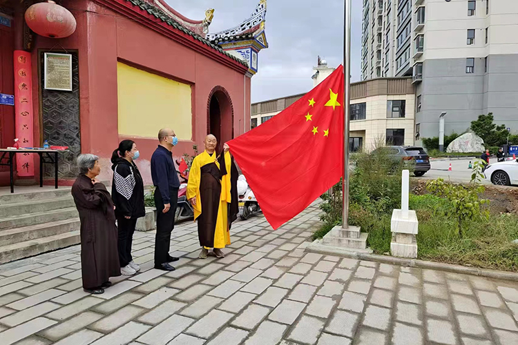 全省佛教界共同举行庄严肃穆的升国旗仪式(图18)