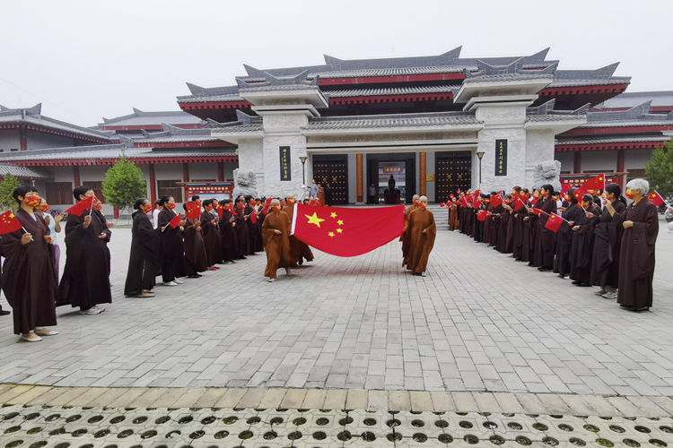 全省佛教界共同举行庄严肃穆的升国旗仪式(图21)