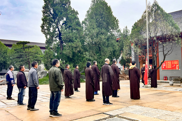 扶风孔雀寺举行升国旗仪式扶风大明寺举行升国旗仪式咸阳市福圣寺举行
