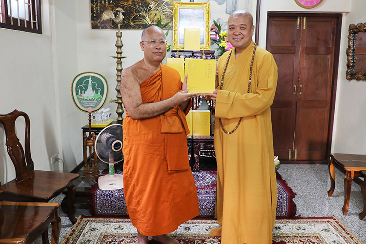 法门寺佛学院向泰国佛教界捐赠《鸠摩罗什译集》(图1)