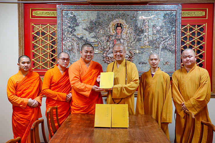法门寺佛学院向泰国佛教界捐赠《鸠摩罗什译集》