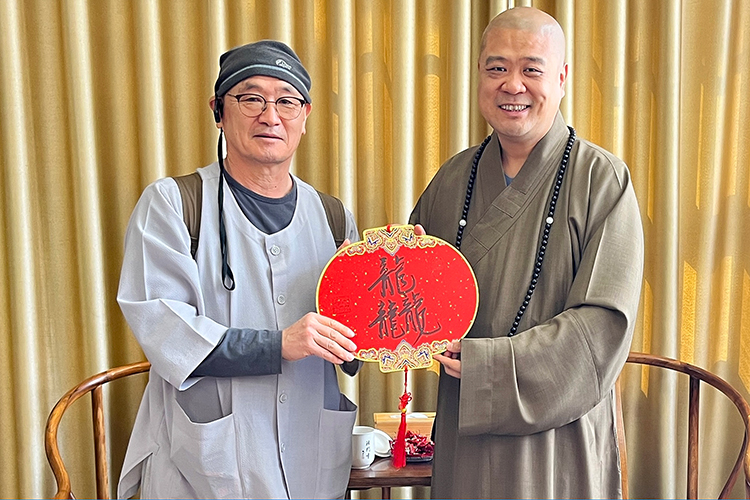 白江法真法师邀请宽严法师赴韩进行佛学交流.