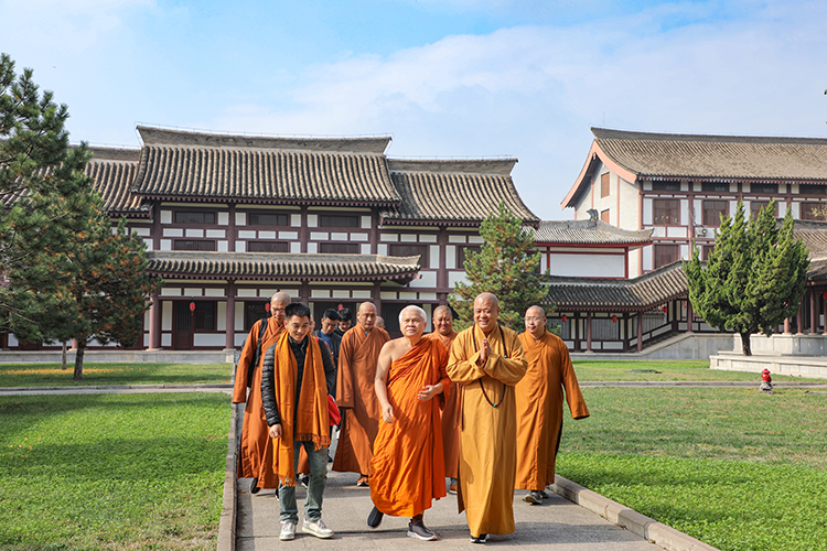 曼谷卧佛寺住持帕谭•哇集拉班亚赞长老来法门寺参访