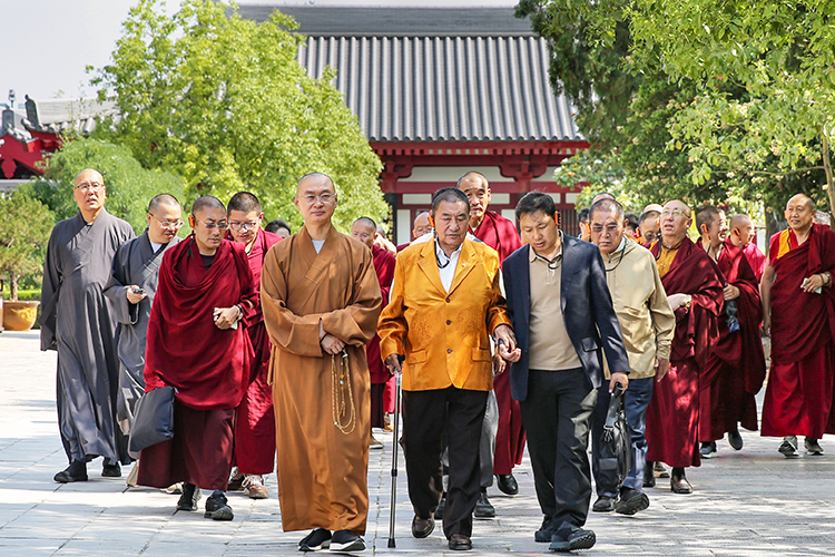 中国佛教协会西藏分会理事一行参访大慈恩寺(图1)