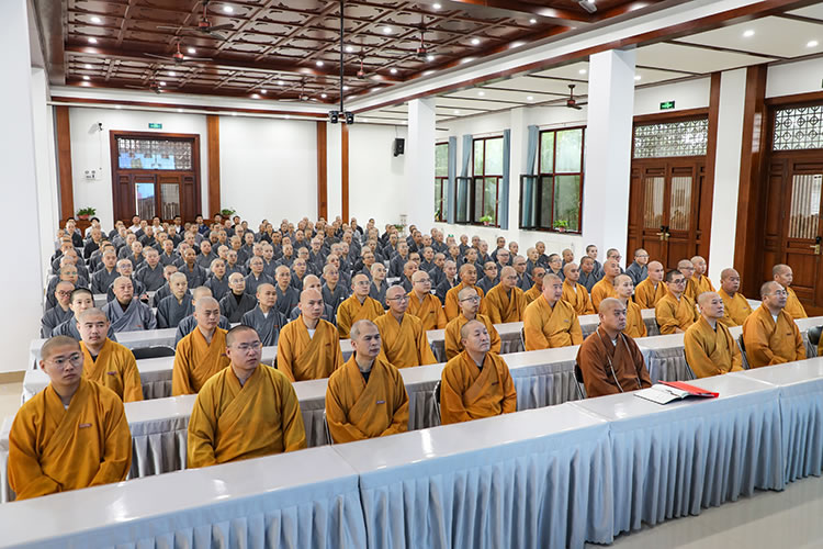 缅怀历史 祈祷和平——陕西佛教界组织观看“纪念中国人民抗日战争暨世界反法西斯战争胜利80周年大会”阅兵仪式直播(图4)