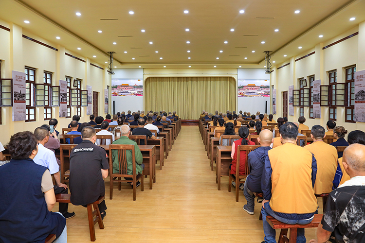 缅怀历史 祈祷和平——陕西佛教界组织观看“纪念中国人民抗日战争暨世界反法西斯战争胜利80周年大会”阅兵仪式直播(图6)