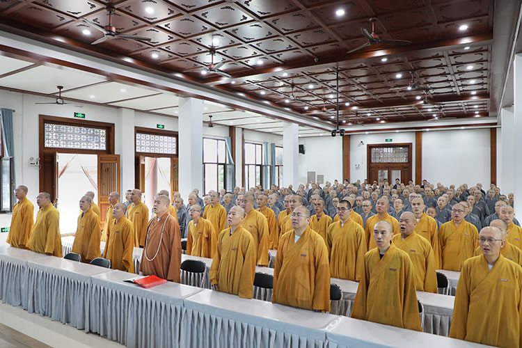 缅怀历史 祈祷和平——陕西佛教界组织观看“纪念中国人民抗日战争暨世界反法西斯战争胜利80周年大会”阅兵仪式直播(图3)