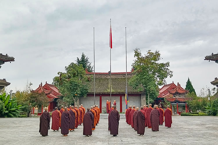陕西省佛教界共同举行庄严肃穆的升国旗仪式(图3)