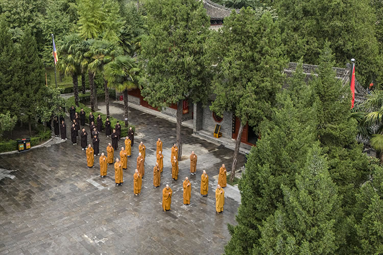 陕西省佛教界共同举行庄严肃穆的升国旗仪式(图16)