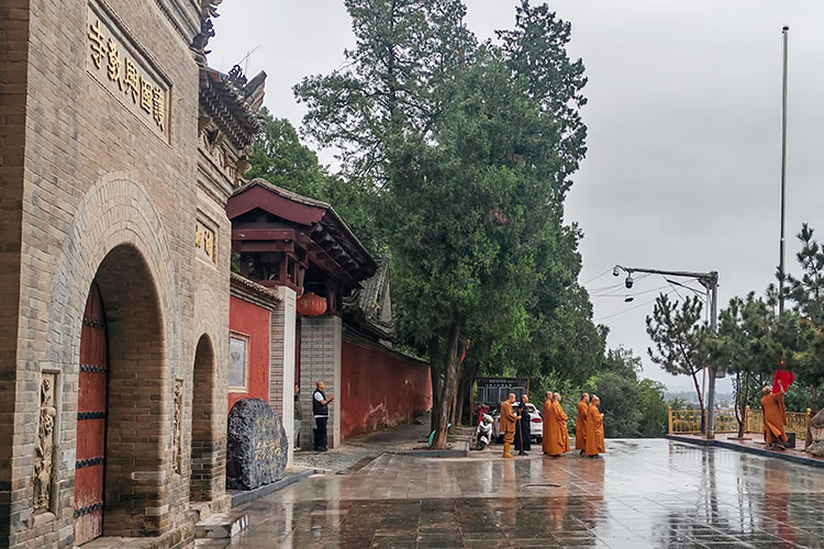 陕西省佛教界共同举行庄严肃穆的升国旗仪式(图18)