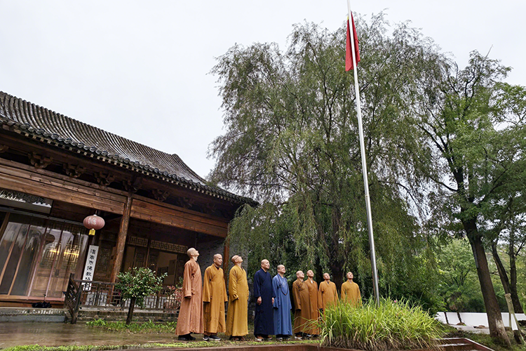陕西省佛教界共同举行庄严肃穆的升国旗仪式(图13)