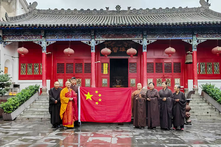 陕西省佛教界共同举行庄严肃穆的升国旗仪式(图13)