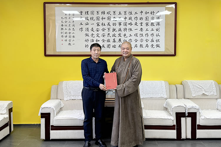 法门寺佛学院向内蒙古佛教学院进行《爱国主义教育法概论》捐赠(图1)