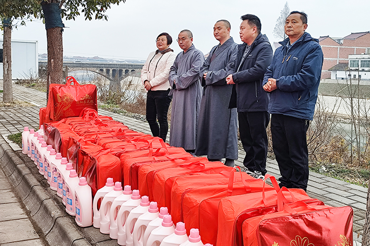 南郑区佛教协会慰问新集镇一线环卫工人(图1)