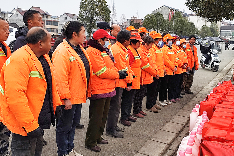 南郑区佛教协会慰问新集镇一线环卫工人(图2)