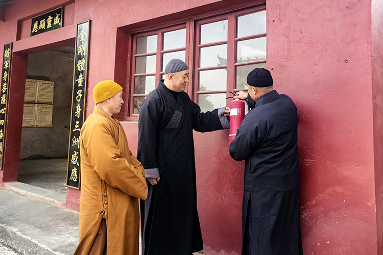 城固县佛教协会开展春节前安全检查及走访慰问活动(图1)