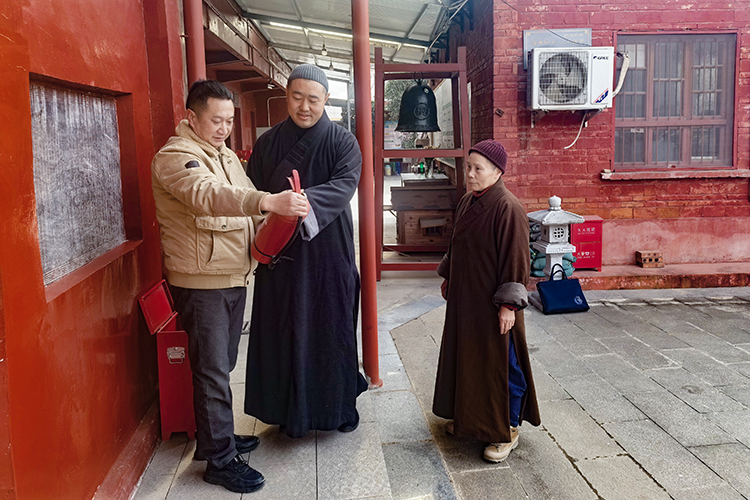 汉中市佛教协会开展佛教活动场所冬季安全专项检查(图1)