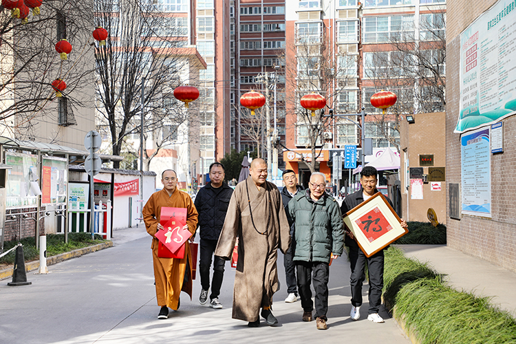 法门寺、法门寺佛学院开展老职工、老教师春节慰问活动(图1)
