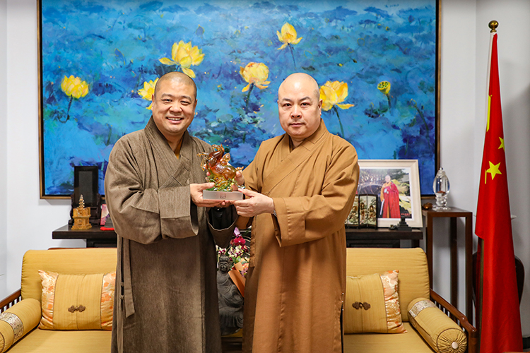 法门寺、法门寺佛学院新春拜望我省佛教界诸山长老(图2)