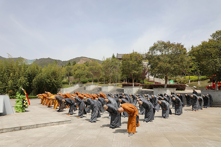法门寺佛学院开展2026年清明节烈士纪念碑祭扫活动(图2)