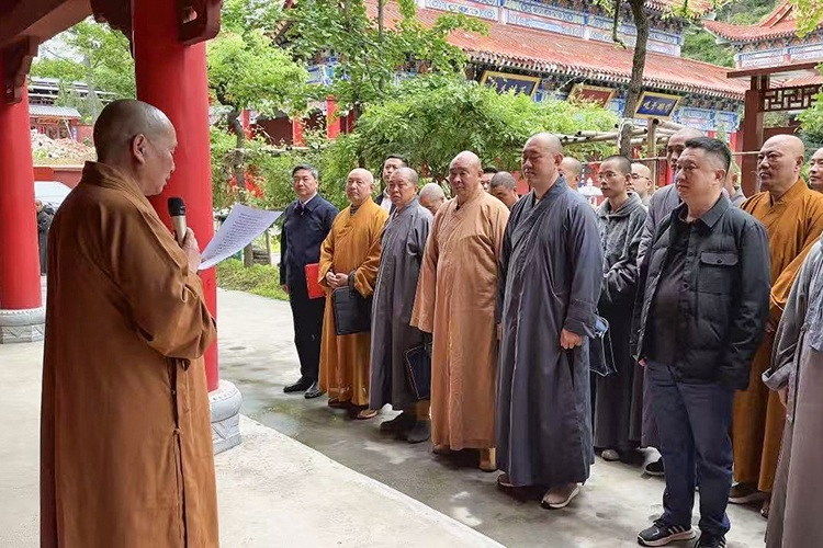 勉县天灯禅寺图书馆举行揭牌仪式(图1)