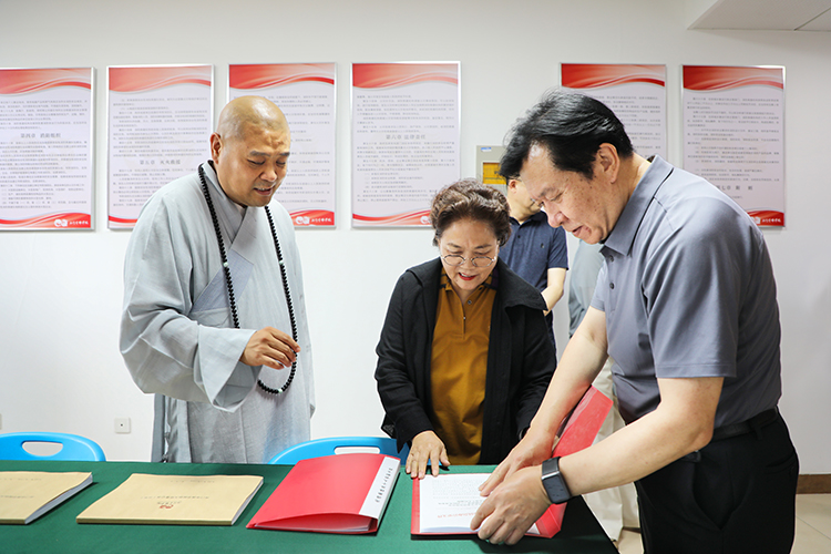 内蒙古自治区人大常委会考察组一行来法门寺佛学院专题考察(图1)