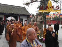 各国代表参访草堂寺