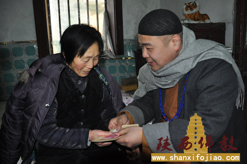 宽严法师新春之际慰问贫困高龄孤寡老人(图3)