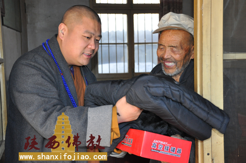 宽严法师新春之际慰问贫困高龄孤寡老人(图12)