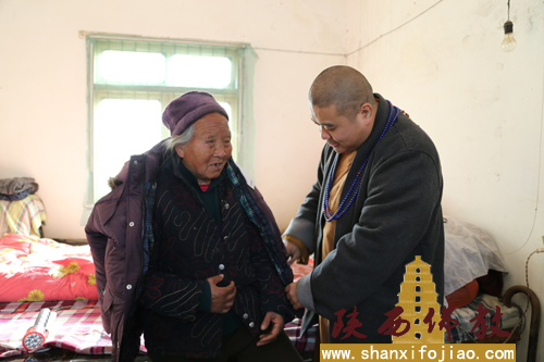 宽严法师新春之际慰问贫困高龄孤寡老人(图2)