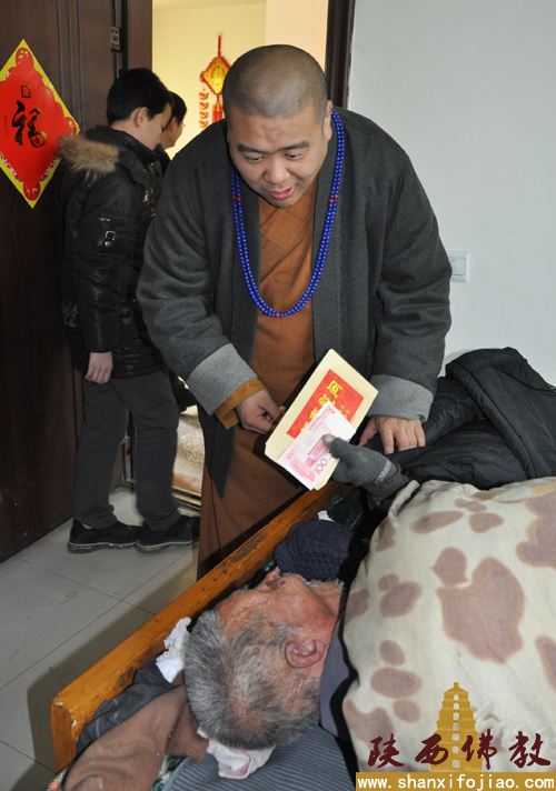 宽严法师新春之际慰问贫困高龄孤寡老人(图13)