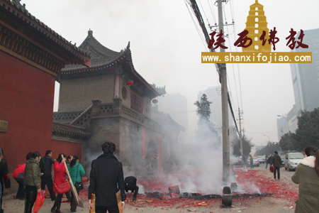 大兴善寺元宵节迎各方信众烧香祈福(图1)